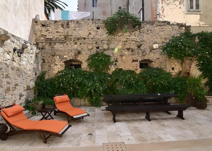 Old Town Apartment *