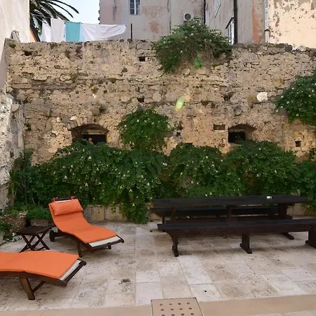 Old Town Apartment *