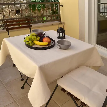 Old Town Apartment *